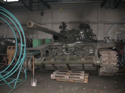 CZOŁG T-72.  ZAMIAST PANCERZA SZKIELET Z KONSTRUKCJI STALOWYCH.
