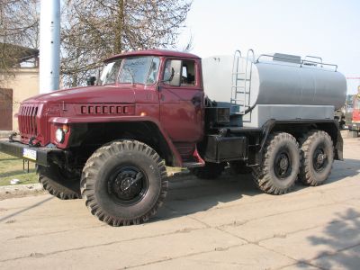 URAL 4320 cysterna wody z autopompą. W wojsku była na nim radiostacja.
